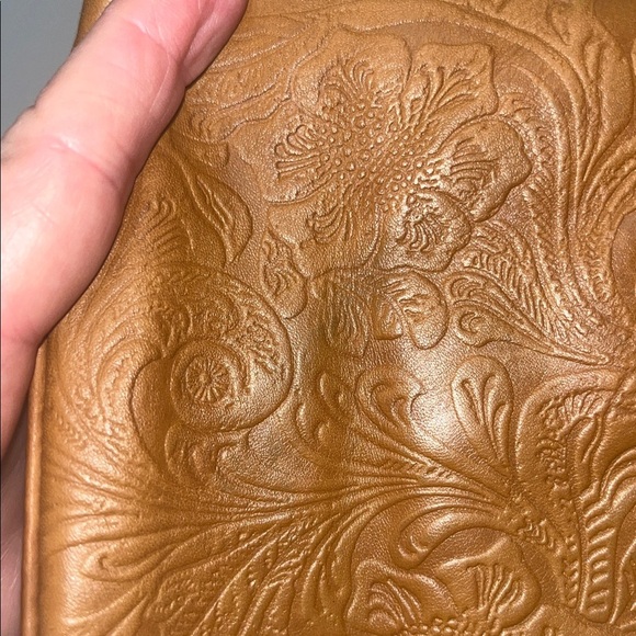 ili NY Embossed Tan Leather Crossbody RFID Protection Bag w/ 4 compartments - Picture 11 of 13